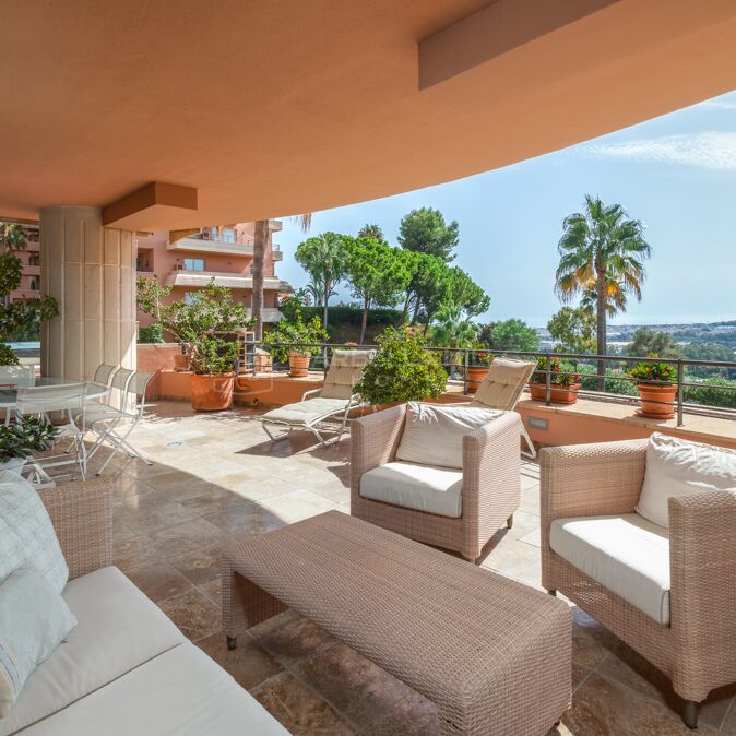 Spacieux appartement à vendre à Magna Marbella avec vues panoramiques sur la mer et le golf