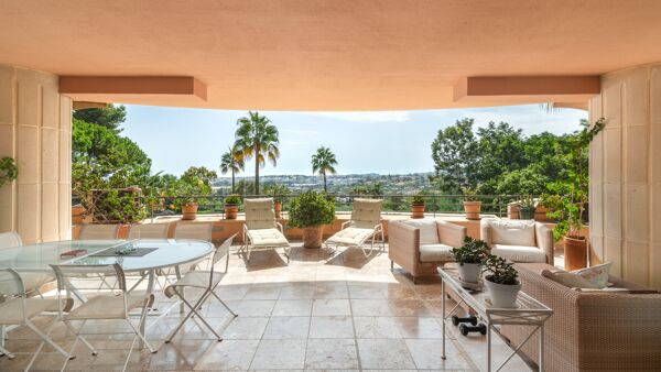 Amplio apartamento en venta en Magna Marbella con vistas panorámicas al mar y al golf