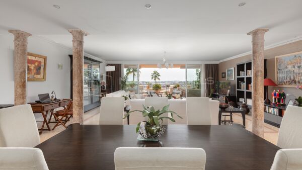 Amplio apartamento en venta en Magna Marbella con vistas panorámicas al mar y al golf