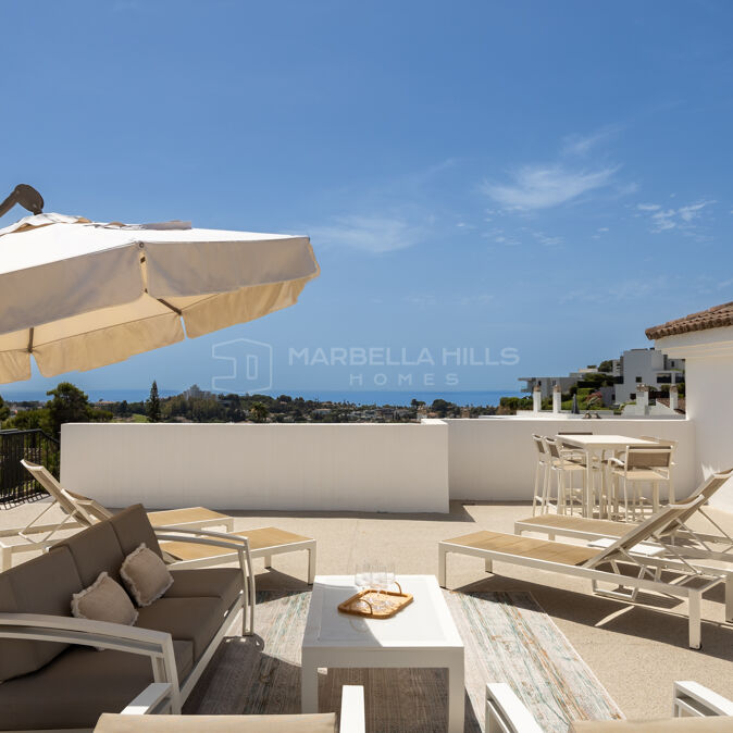 Penthouse à vendre à Paraiso Pueblo, Benahavís avec vue panoramique sur la mer et licence de location.