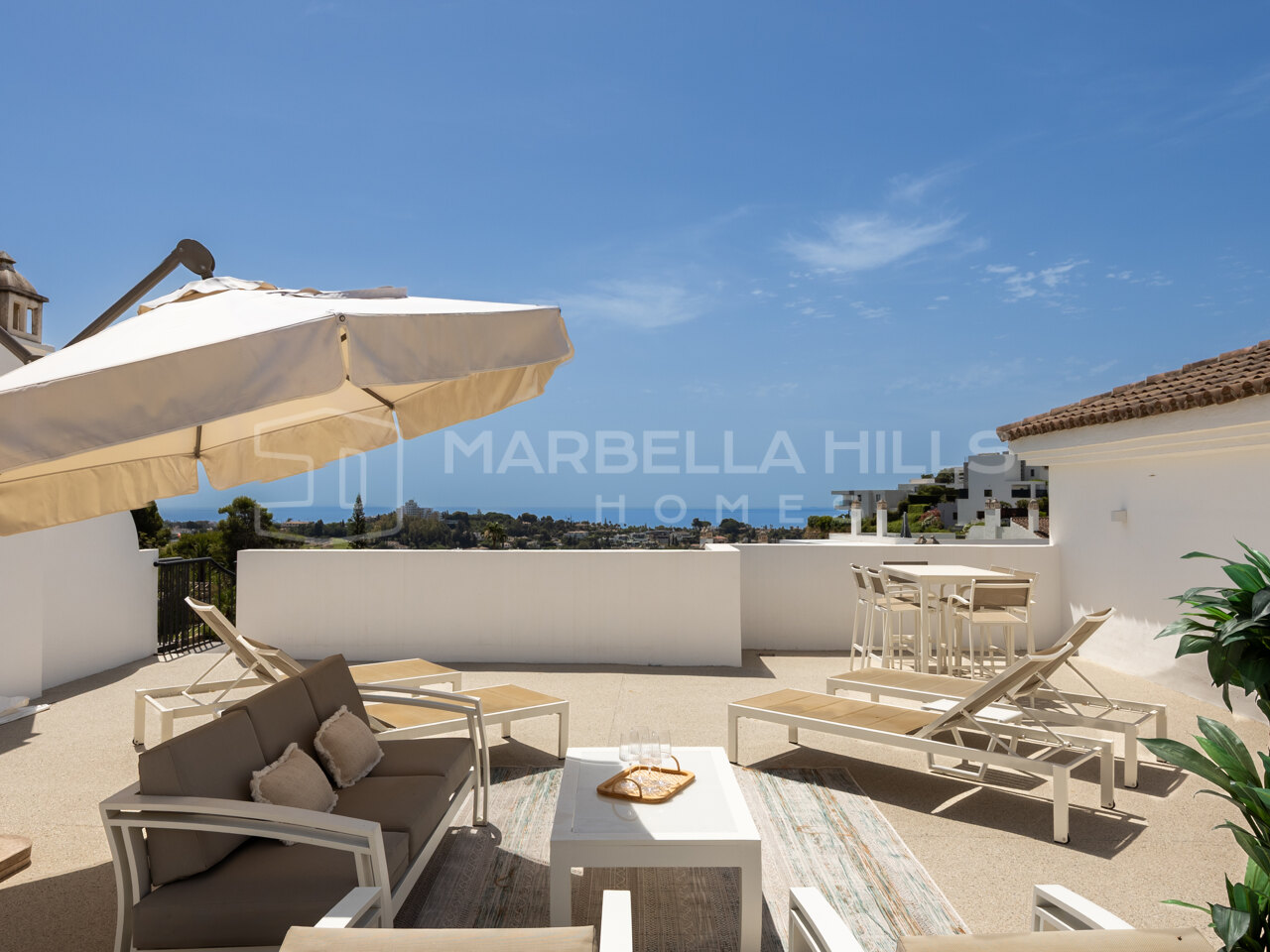 Penthouse zum Verkauf in Paraiso Pueblo, Benahavís mit Panoramablick auf das Meer und Vermietungslizenz