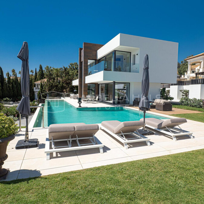 Villa de luxe à vendre à Manilva avec vues panoramiques sur la mer
