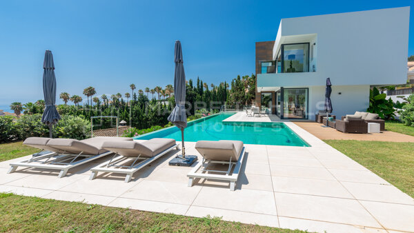 Villa de luxe à vendre à Manilva avec vues panoramiques sur la mer