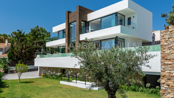 Villa de luxe à vendre à Manilva avec vues panoramiques sur la mer