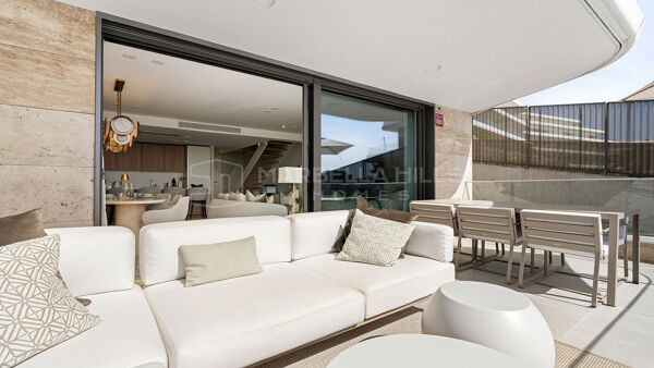Apartamento dúplex de lujo de nueva construcción en venta en Estepona con vistas al mar