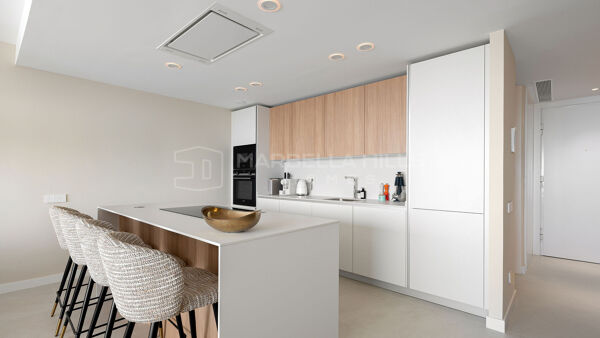 Apartamento dúplex de lujo de nueva construcción en venta en Estepona con vistas al mar