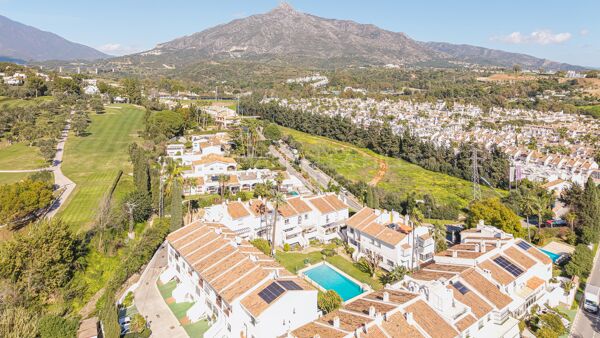 Maison de ville rénovée de 4 chambres à vendre à Aloha Golf, Nueva Andalucía