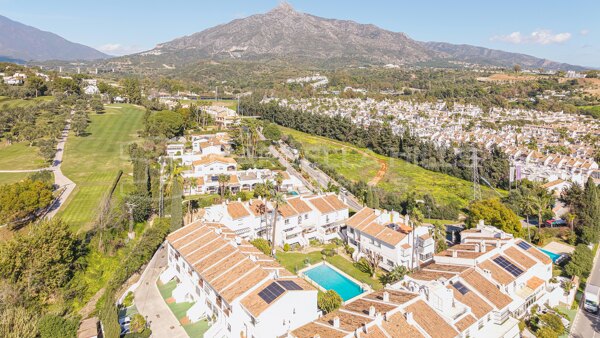 Maison de ville rénovée de 4 chambres à vendre à Aloha Golf, Nueva Andalucía