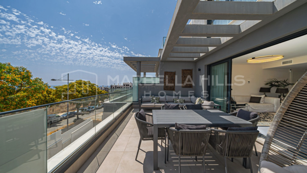 Moderne 3-Schlafzimmer-Wohnung in Las Mesas, Estepona, mit Meerblick