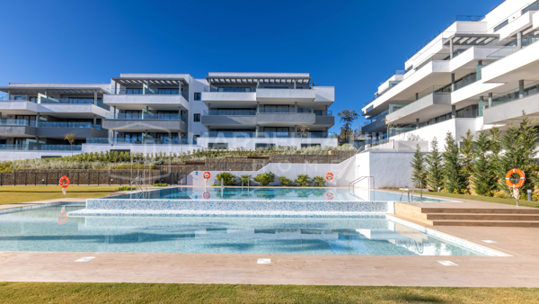 Moderne 3-Schlafzimmer-Wohnung in Las Mesas, Estepona, mit Meerblick