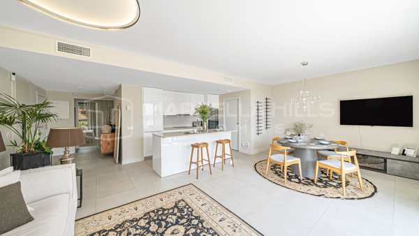 Moderne 3-Schlafzimmer-Wohnung in Las Mesas, Estepona, mit Meerblick