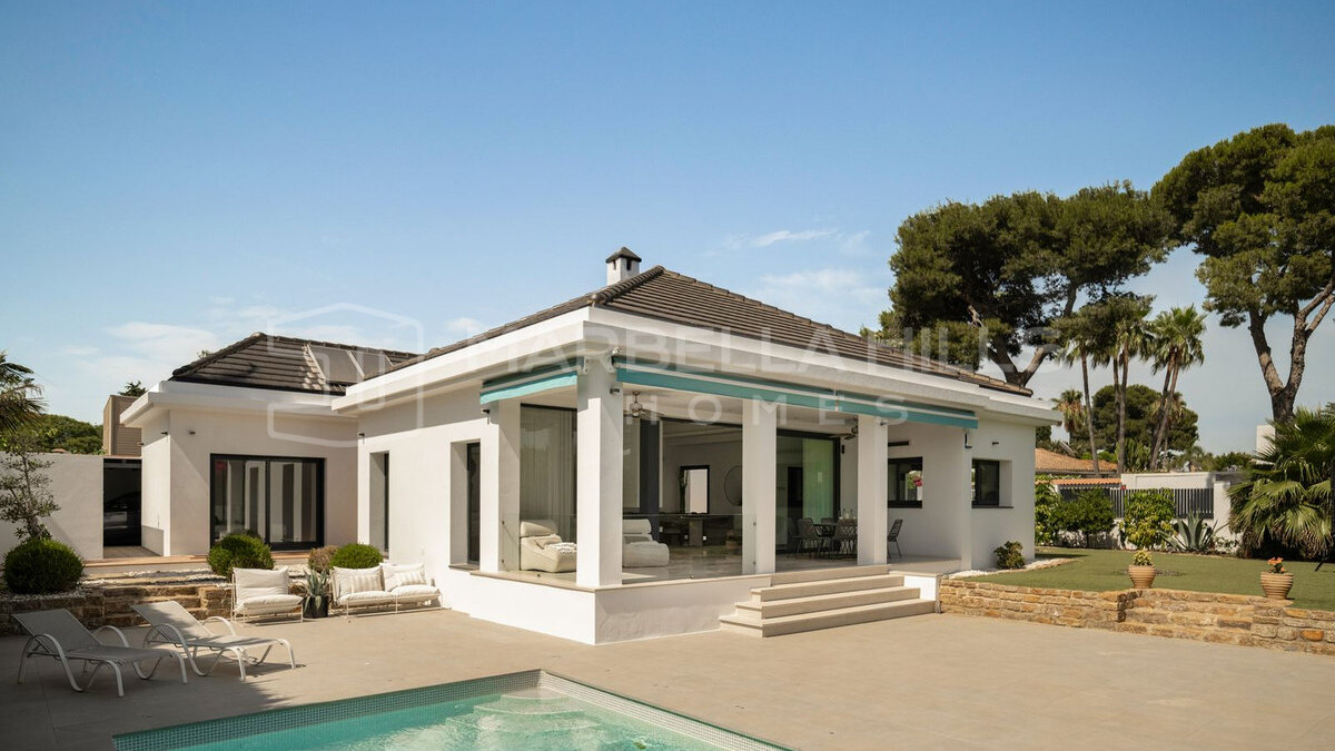 Villa à vendre près de la plage à Atalaya Isdabe, Estepona