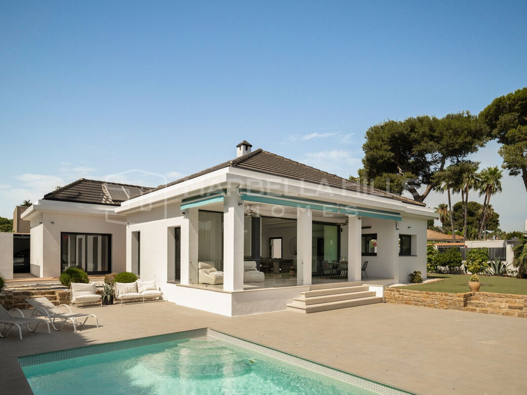 Villa à vendre près de la plage à Atalaya Isdabe, Estepona
