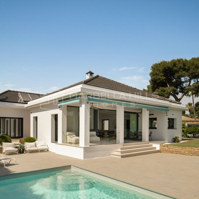 Villa à vendre près de la plage à Atalaya Isdabe, Estepona