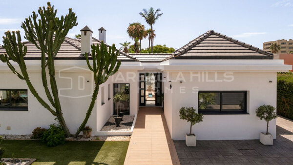 Villa à vendre près de la plage à Atalaya Isdabe, Estepona