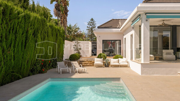 Villa à vendre près de la plage à Atalaya Isdabe, Estepona