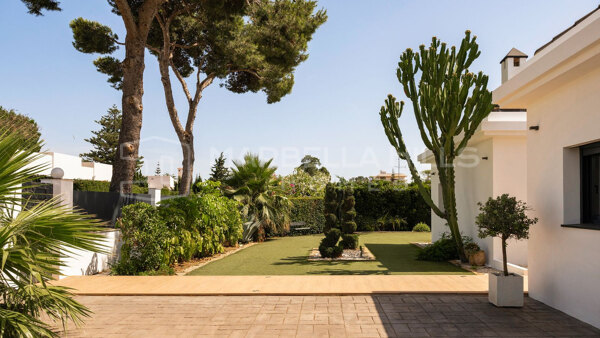 Villa à vendre près de la plage à Atalaya Isdabe, Estepona