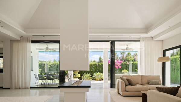 Villa à vendre près de la plage à Atalaya Isdabe, Estepona