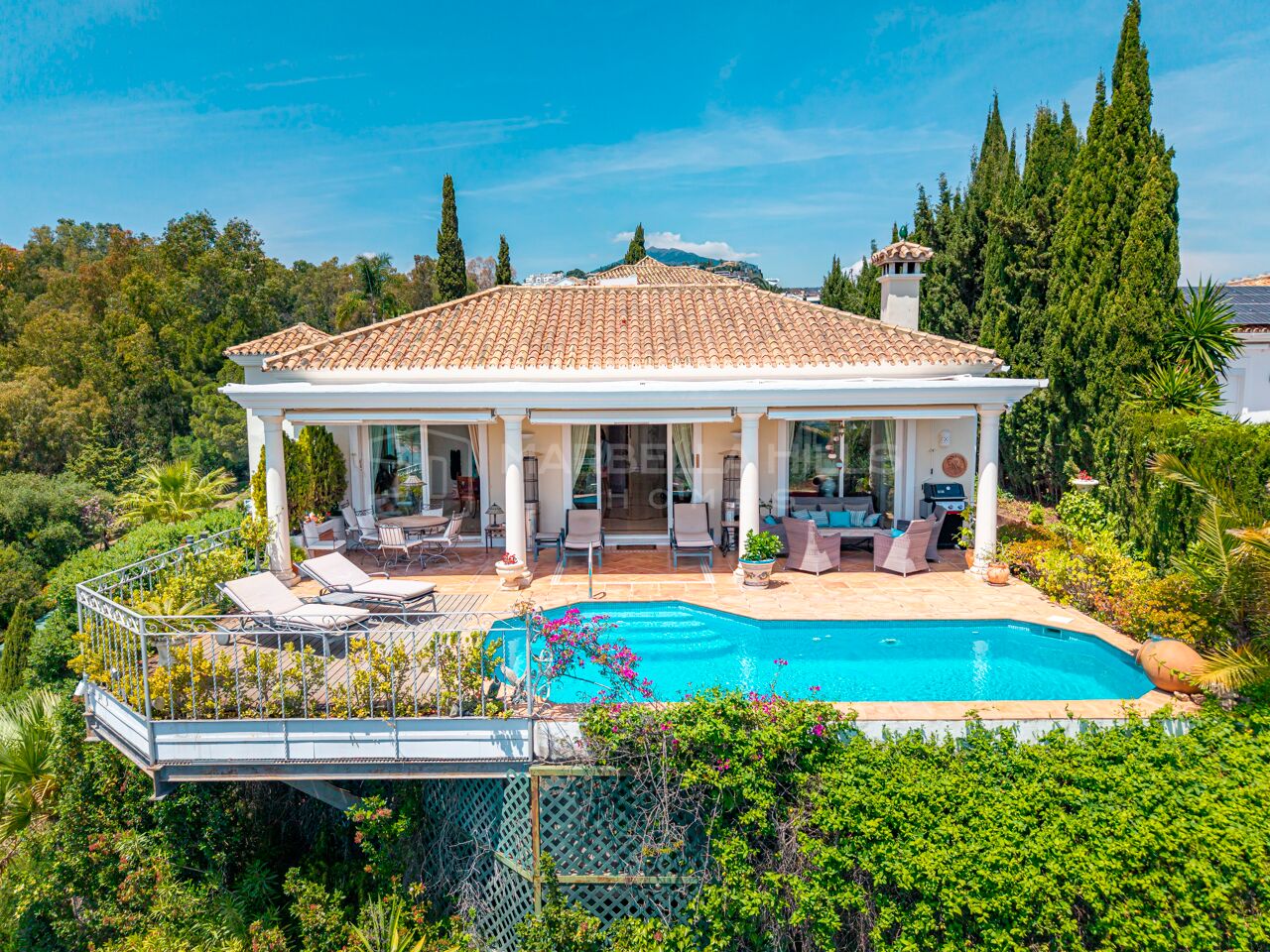 Villa andalouse classique à vendre à El Herrojo Alto, Benahavís
