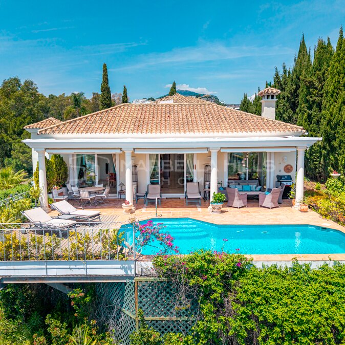 Villa andalouse classique à vendre à El Herrojo Alto, Benahavís