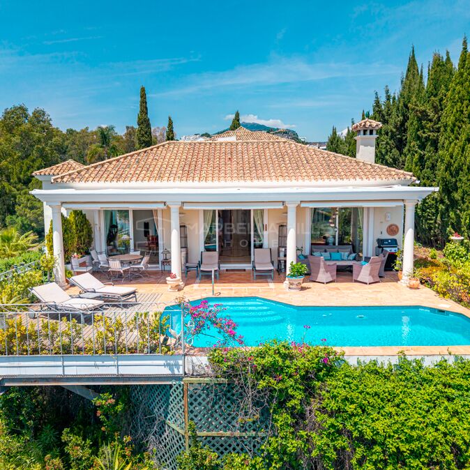 Villa andalouse classique à vendre à El Herrojo Alto, Benahavís