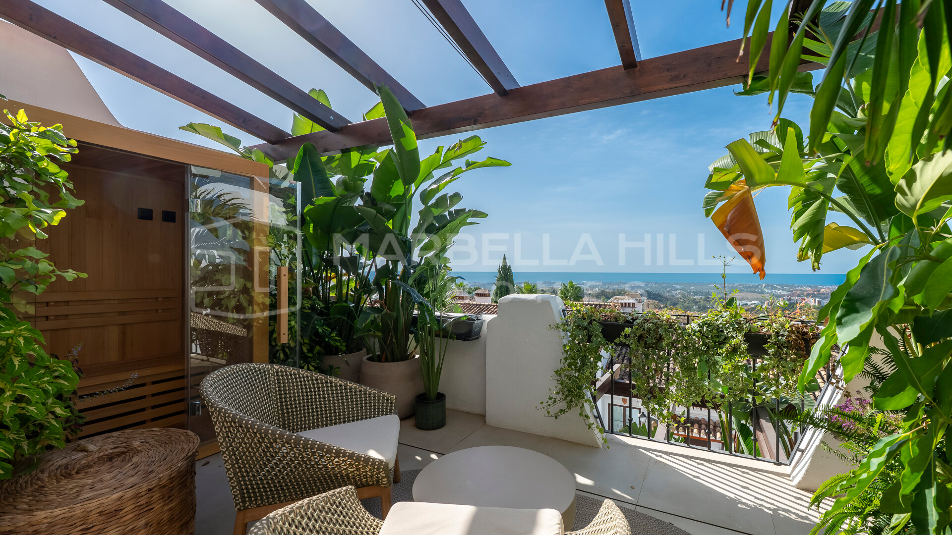 Maison mitoyenne rénovée de 3 chambres avec vue mer à Los Arqueros, Benahavís