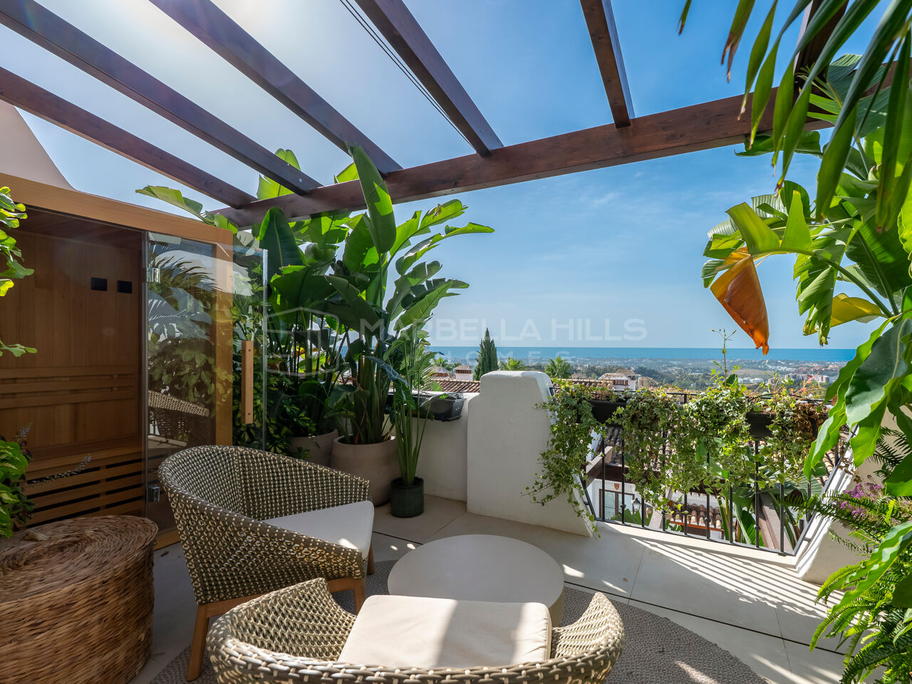 Maison mitoyenne rénovée de 3 chambres avec vue mer à Los Arqueros, Benahavís