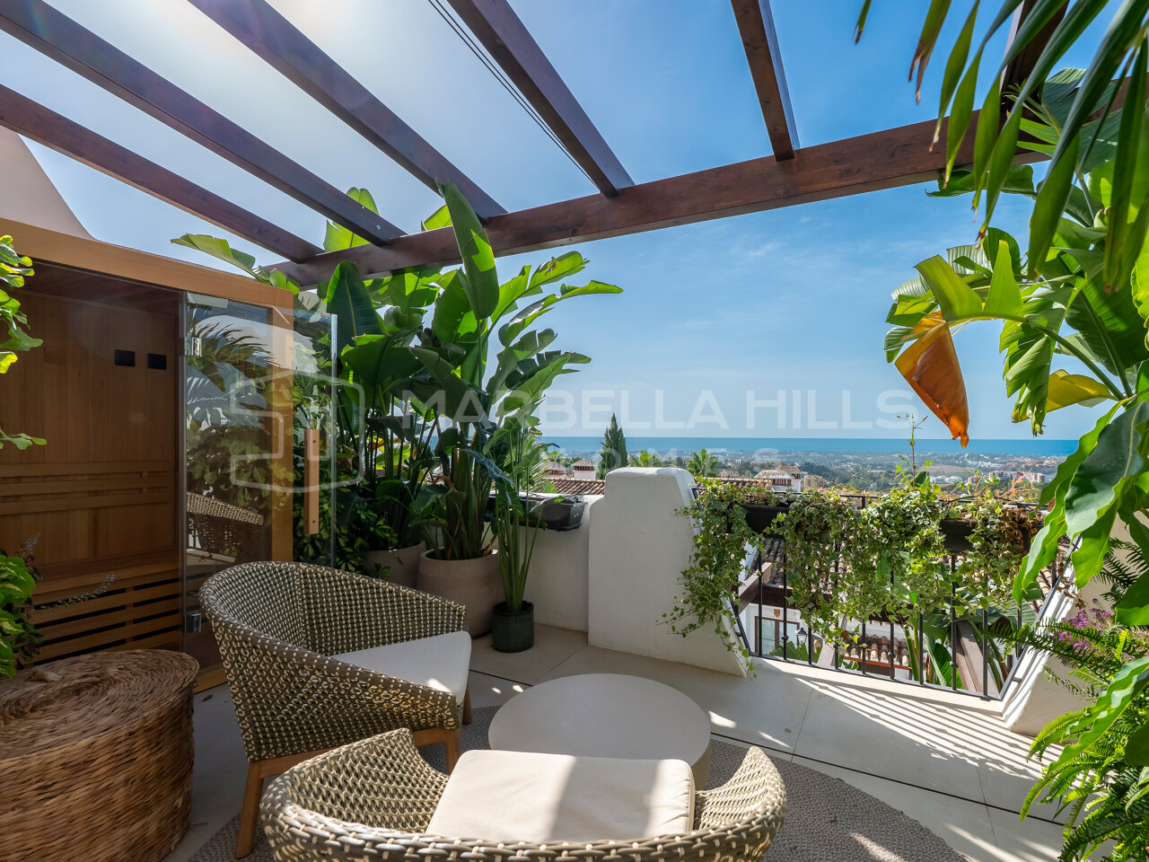Renoviertes Stadthaus mit 3 Schlafzimmern und Meerblick in Los Arqueros, Benahavís