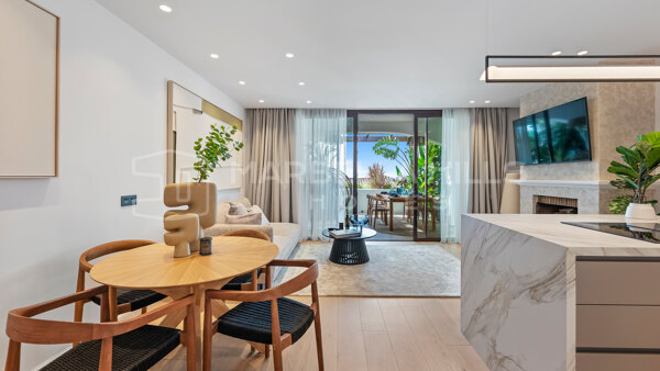 Maison mitoyenne rénovée de 3 chambres avec vue mer à Los Arqueros, Benahavís