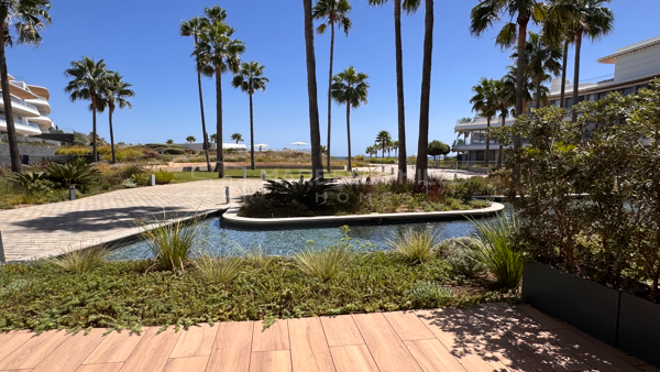 Apartamento de 2 dormitorios en primera línea de playa en The Edge, Estepona