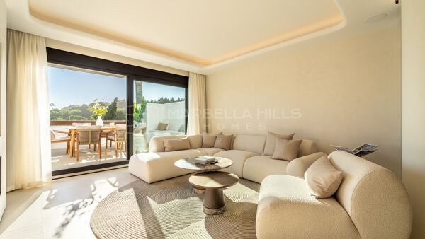 Renovated beachside apartment with sea views in Los Monteros Palm Beach