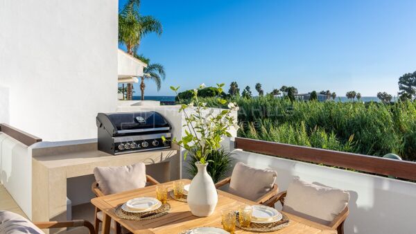 Renovated beachside apartment with sea views in Los Monteros Palm Beach