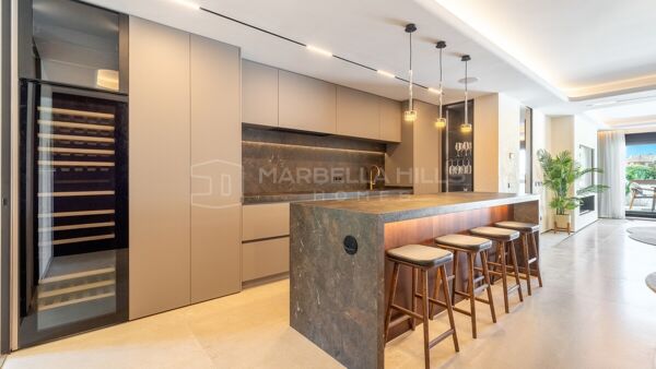 Renovated beachside apartment with sea views in Los Monteros Palm Beach