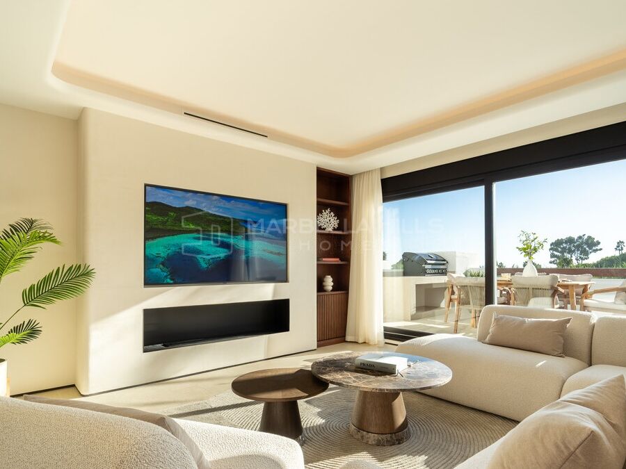 Renovated beachside apartment with sea views in Los Monteros Palm Beach