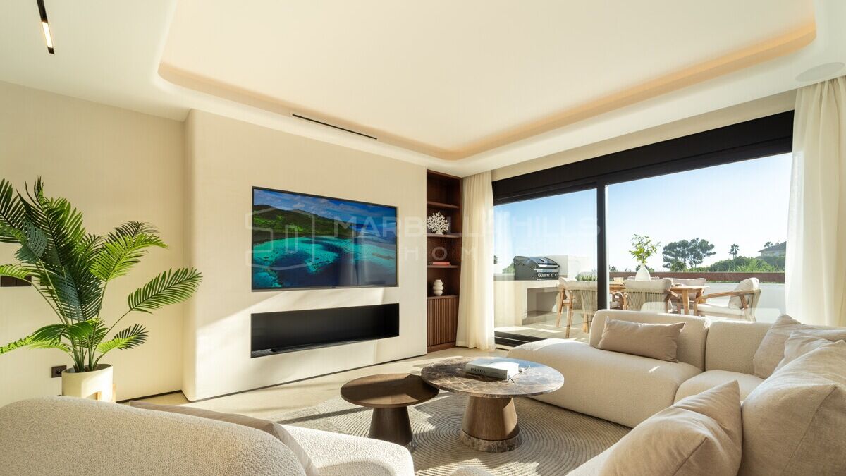 Renovated beachside apartment with sea views in Los Monteros Palm Beach