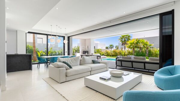 Contemporary 5 bedroom villa with sea views in La Finca de Marbella