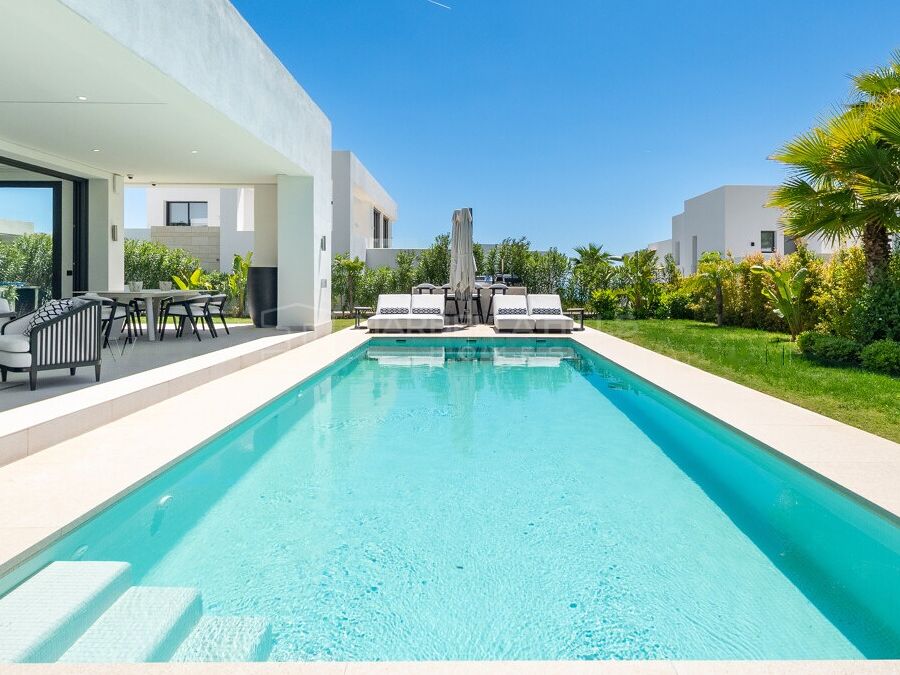 Contemporary 5 bedroom villa with sea views in La Finca de Marbella