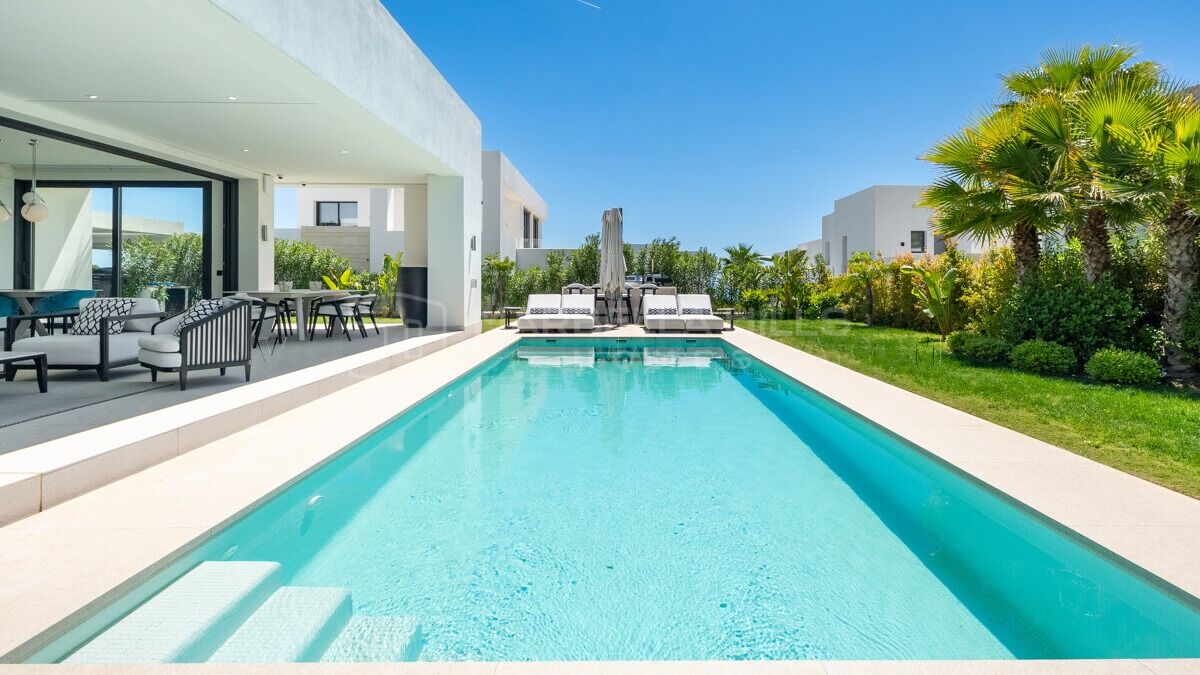Contemporary 5 bedroom villa with sea views in La Finca de Marbella