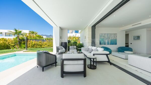 Contemporary 5 bedroom villa with sea views in La Finca de Marbella
