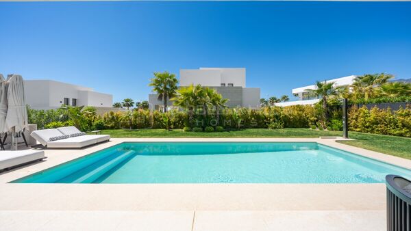 Contemporary 5 bedroom villa with sea views in La Finca de Marbella