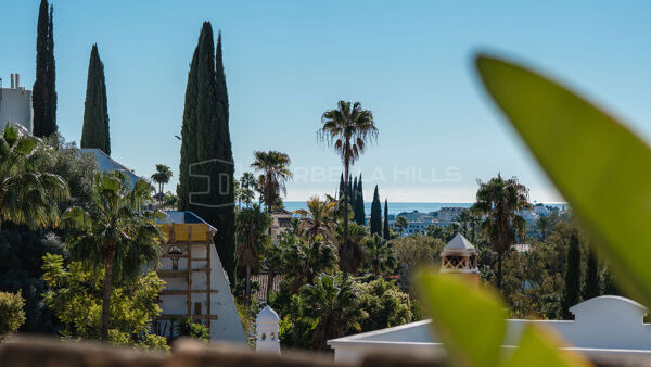 Maison mitoyenne contemporaine de 4 chambres avec solarium et vue panoramique à Nueva Andalucía