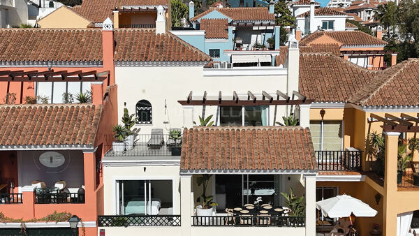 Maison mitoyenne contemporaine de 4 chambres avec solarium et vue panoramique à Nueva Andalucía
