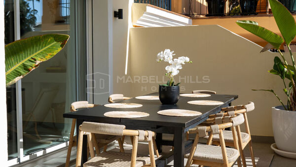 Maison mitoyenne contemporaine de 4 chambres avec solarium et vue panoramique à Nueva Andalucía