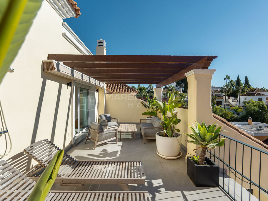 Maison mitoyenne contemporaine de 4 chambres avec solarium et vue panoramique à Nueva Andalucía