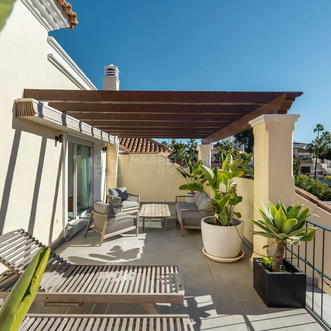 Maison mitoyenne contemporaine de 4 chambres avec solarium et vue panoramique à Nueva Andalucía