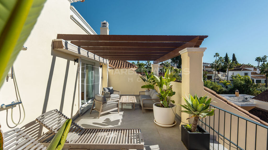 Maison mitoyenne contemporaine de 4 chambres avec solarium et vue panoramique à Nueva Andalucía