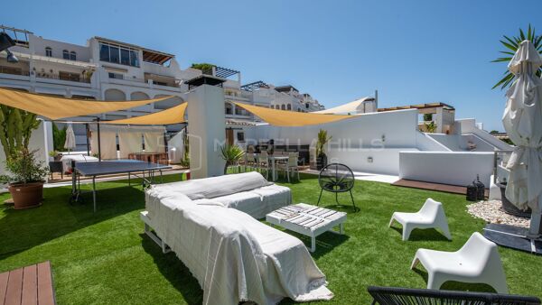 Penthouse duplex de 3 chambres en première ligne de golf avec solarium de 150 m² à Balcones de La Quinta, Benahavís