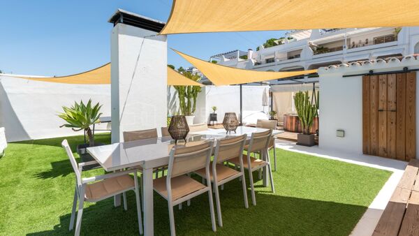 Penthouse duplex de 3 chambres en première ligne de golf avec solarium de 150 m² à Balcones de La Quinta, Benahavís