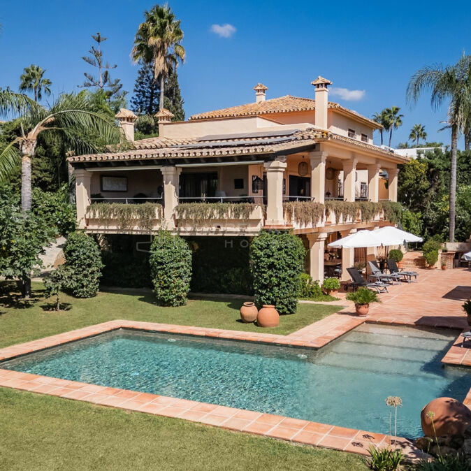 Andalusian villa on a double plot, second line beach in Los Monteros, Marbella East