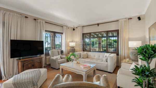 Andalusische Villa auf Doppelgrundstück in zweiter Strandlinie in Los Monteros, Marbella Ost